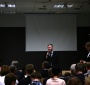 Ryszard Podkowa, specjalista ds. promocji ze Stołecznego Biura Turystyki prezentuje aplikację "Warszawa Jana Karskiego" (fot. Antoni Szczepański)