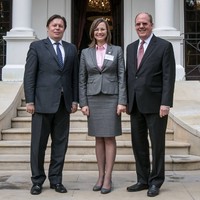 Od lewej: Grzegorz Kozłowski, dyrektor departamentu Ameryki w MSZ, Małgorzata Krasowska, dyrektor Polsko-Amerykańskiej Komisji Fulbrighta oraz Douglas C. Greene, zastępca szefa misji w ambasadzie USA  (MSZ)