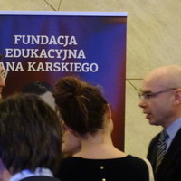 Dyrektor Dariusz Stola (z prawej) rozmawia z uczestnikami wydarzenia (Marcin Grzeniewski)