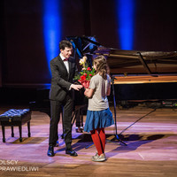 Pianista Łukasz Krupiński otrzymuje kwiaty po zakończonym występie (Magdalena Starowieyska)