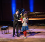 Pianista Łukasz Krupiński otrzymuje kwiaty po zakończonym występie (Magdalena Starowieyska)