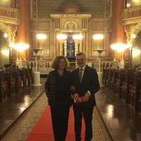 Prezes Ewa Junczyk-Ziomecka i ambasador Krzysztof Krajewski w synagodze w Sofii