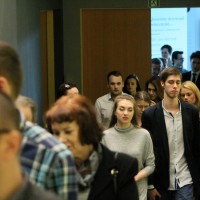 Goście wchodzą do auli w Centrum Dialogu im. Marka Edelmana w Łodzi (Natalia Żurowska)