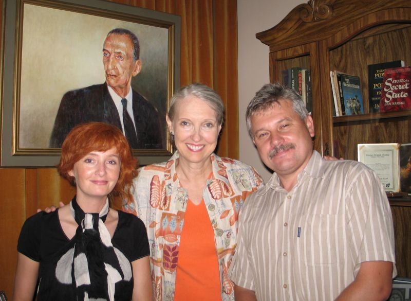 Lodz Museum Curators Maja Jakobczyk (left) and Cezary Pawlak (right) with Wanda Urbanska, with Jan Karski portrait