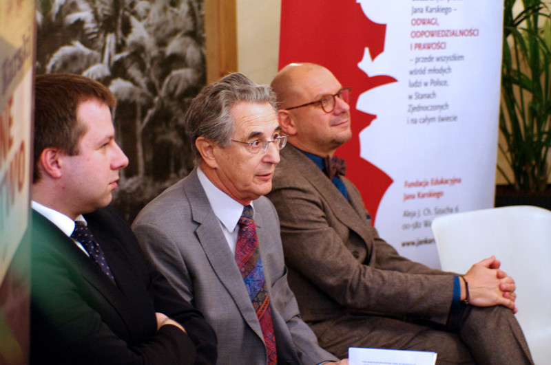 Od lewej: dyrektor Wydawnictwa ZNAK Maciej Gablanowski, profesor Szymon Rudnicki,  członek Rady Fundacji Przemysław Krych (fot. Fundacja Edukacyjna Jana Karskiego/Marta Mieszczanek)