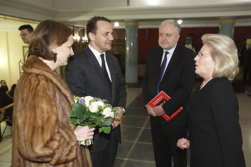 Elżbieta Penderecka, Prezes Zarządu Stowarzyszenia im. Ludwiga van Beethovena wita Ministra Radosława Sikorskiego z żoną, Anną Applebaum-Sikorską. Wśród gości prof. Andrzej Rzepliński prezes Trybunału Konstytucyjnego (trzeci od lewej) (Fot. Bruno Fidrych)