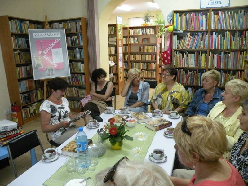Spotkanie Dyskusyjnego Klubu Książki, działającego przy Bibliotece Publicznej w Łabiszynie, w ramach III Ogólnopolskiej Dyskusji Literackiej poświęconej książce Jana Karskiego Tajne państwo (Zdjęcie źródło: www.facebook.com/media/set/?set=a.719057228152519.1073741884. 420998917958353&type=1).