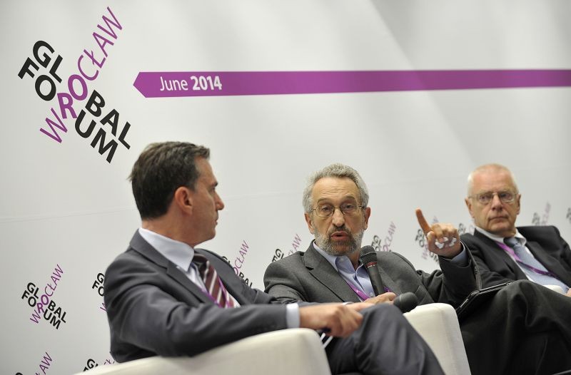 Od lewej Lee Feinstein, były ambasador USA w RP, Eugeniusz Smolar, Dyrektor Programowy Stulecia Jana Karskiego Fundacji oraz Walter B. Slocombe, Senior Counsel, Caplin & Drysdale. Zdjęcie źródło: Wrocław Global Forum, http://wroclawglobalforum.com/wgf-2014-highlights