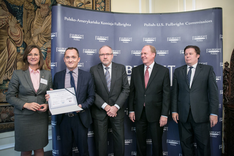 Na zdjęciu od lewej: Małgorzata Krasowska, dyrektor Polsko-Amerykańskiej Komisji Fulbrighta; jeden ze stypendystów Komisji; prof. Jacek Guliński, podsekretarz stanu w Ministerstwie Nauki i Szkolnictwa Wyższego; Douglas C. Greene, zastępca szefa misji w ambasadzie USA i Grzegorz Kozłowski, dyrektor departamentu Ameryki w MSZ.