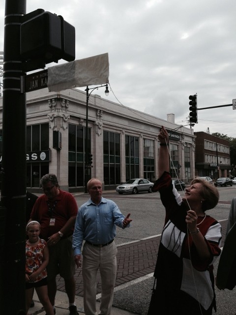 Bozena Nowicka McLees, Board Member of JKEF unveils the "Jan Karski Way" sign. (Photo:Ola McLees) 