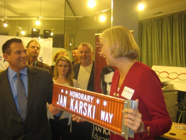 Wanda Urbanska accepting the Jan Karski Way sign from Mark Orwat of the office of Alderman John Arena, 45th Ward representative (Photo: Bożena U. Zaremba)