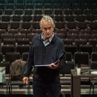 Strathairn as Karski Mesmerizes Theater-Goers in Poland