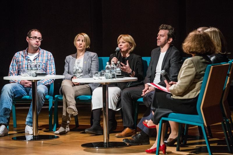 uczestnicy i uczetsniczki panelu od lewej: Tomasz Szczepański, Joanna Podolska, Magdalena Łazarkiewicz, Piotr Głowacki, Marcin Dziurda, Elżbieta Wrona, Ewa Junczyk-Ziomecka (fot. Magdalena Starowieyska/Polin)