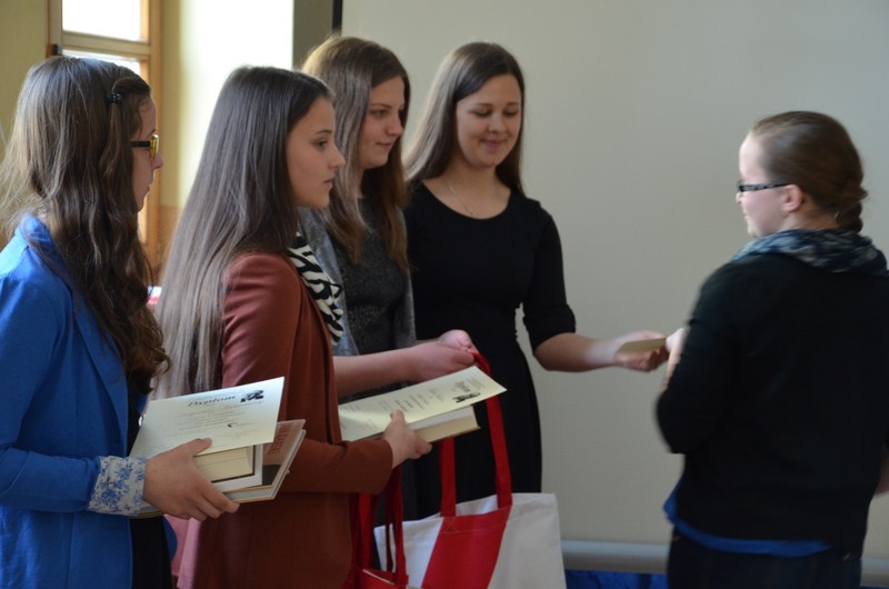 organizatorki konkursu wręczają nagrody zwycięzcom (fot. Natalia Bafia)