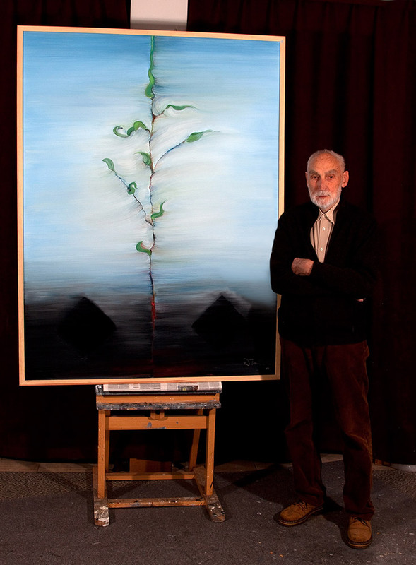Profesor Konrad Jarodzki przy obrazie, który podarował Fundacji