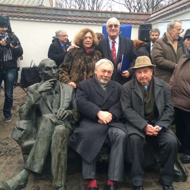 Unveiling of the Karski Bench in Kraków. Front: Jacek Majchrowski and Tadeusz Jakubowicz. Back: Włodzimierz Cimoszewicz, Ewa Junczyk-Ziomecka and Prof. Aleksander Skotnicki