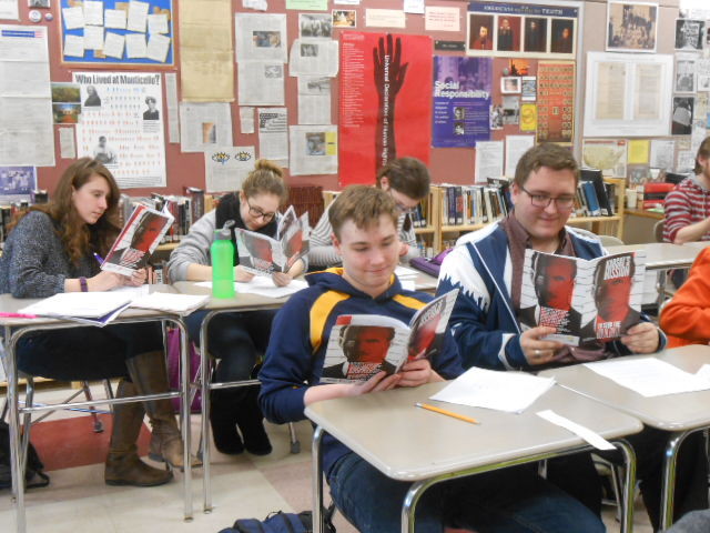 Littleton High School students engulfed in the illustrated story of Karski’s life (Photo: Courtesy of the Littleton High School)