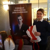 Students Test Their Knowledge about Karski at a Fair Organized by the Forum for Dialogue Among the Nations 