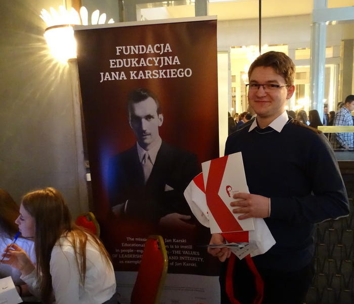 Student celebrating the passing of the Karski quiz (Photo: Katarzyna Musur)
