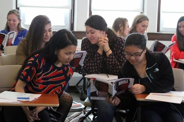 Uczniowie Emmanuel College czytający komiks o Karskim (zdjęcie dzięki uprzejmości Emmanuel College)