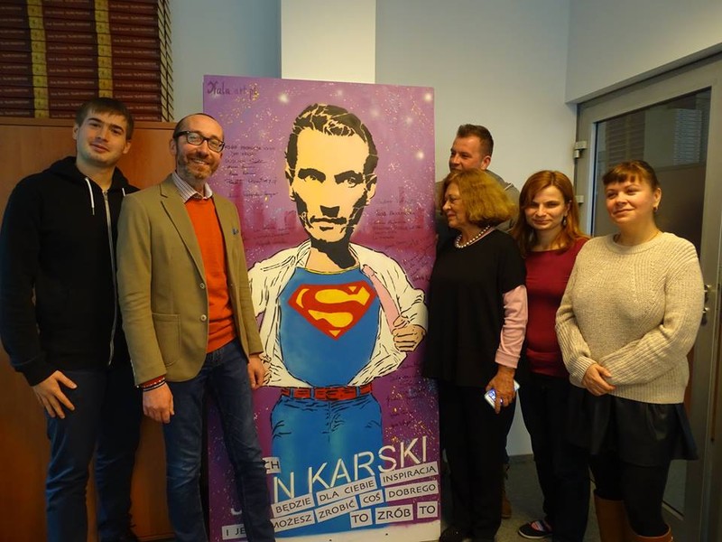 Ekipa Fundacji wspólnie z Krzysztofem Stasiakiem i Łukaszem Kazkiem, współpracownikami przy organizacji projektu "Karski my Hero".