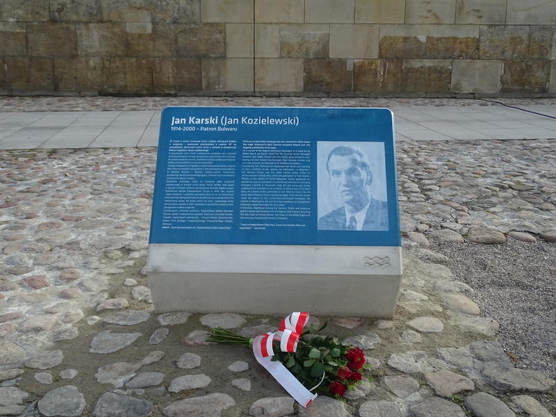 Commemorative plaque with information about Jan Karski in Polish and English (Photo: Antoni Szczepański)