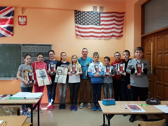 Students of the Elementary School No. 1 in Tuszyn with their teacher Robert Kobylarczyk (Photo: Courtesy or Robert Kobylarczyk)