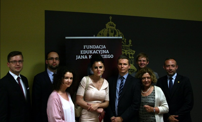 Recipients of the GLS scholarship and FEJK President Ewa Junczyk-Ziomecka. From the left: Andrzej Fąfara, Rafał Siemianowski, Agnieszka Bieńczyk-Missala, Magdalena Brzozowska, Piotr Zygadło, Błażej Moder, Ewa Junczyk-Ziomecka and Szymon Pawlak. (Photo: Antoni Szczepański)