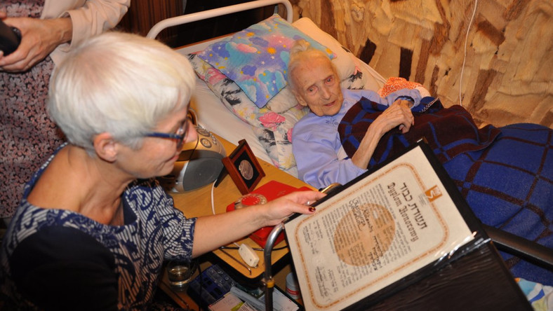 Aleksandra Cybulska receives the Righteous Among the Nations medal and diploma in her home in Gdynia, Poland, October 19, 2017. (Photo: Dorota Petser)