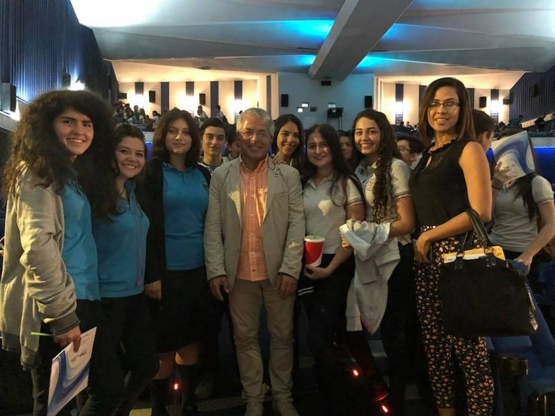 Director of Karski & The Lords of Humanity, Slawomir Grunberg with students and a teacher at the Costa Rica screening (Photo: Courtesy of Slawomir Grunberg)