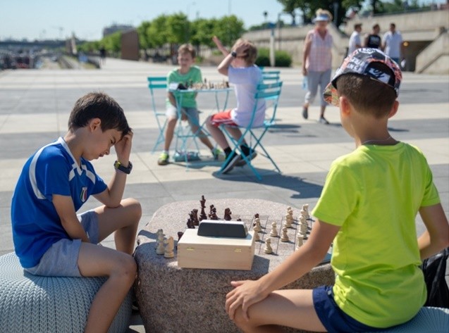 Kids Playing chess at the Karski Boulevard (Photo: Courtesy of the City of Warsaw)