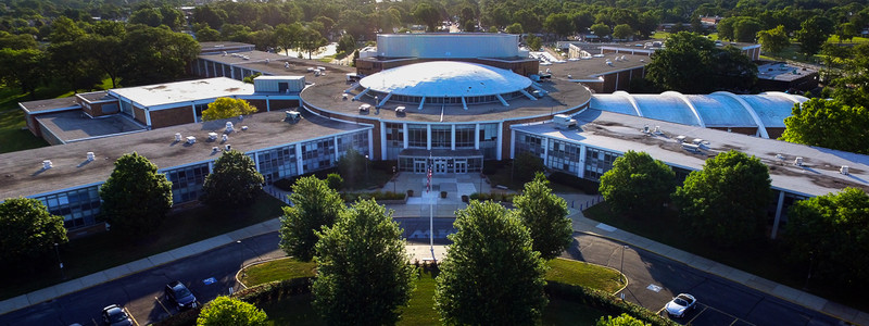 Maine West High School in Des Plaines, IL (Photo: www.west.maine207.org)