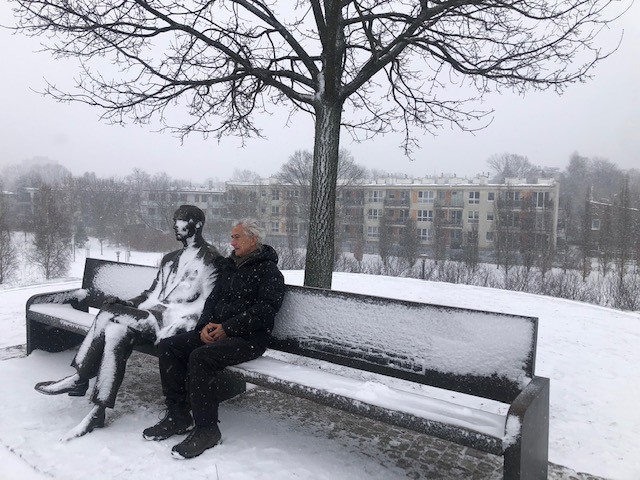 David Strathairn on the Karski bench at the Mark Edelman Dialogue Center (Photo: Bożena U. Zaremba)