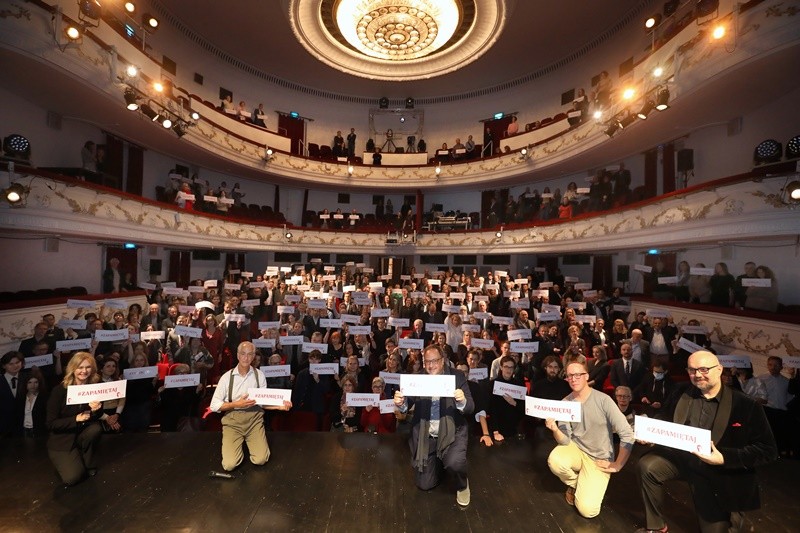 The audience and the artists urge everyone to REMEMBER, during a poignant gesture following the Polish premiere of Remember This: The Lesson of Jan Karski at Dramatyczny Theater in Warsaw. On the stage, from the left: Grażyna Torbicka (moderator of the post-show discussion), David Strathairn (actor), Derek Goldman (co-writer and director), Clark Young (co-writer), and Piotr Krasnowolski (interpreter) (Photo: Darek Senkowski)